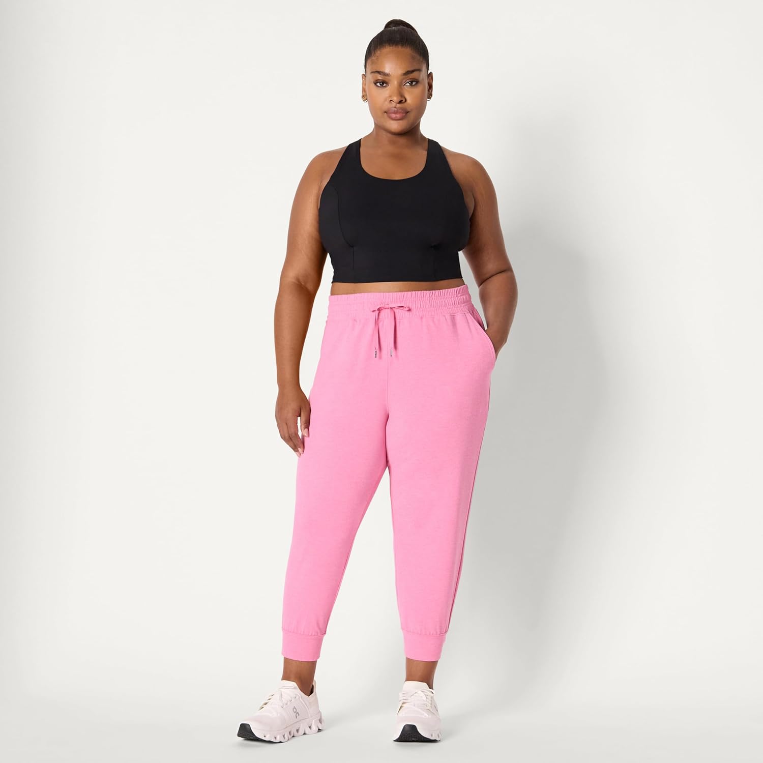 Thumbnail 5 de Amazon Essentials Damen Athletic Soft Performance Lightweight Cropped Capri Jogger Sweatpants – leichtes, vielseitiges Trainingstalent