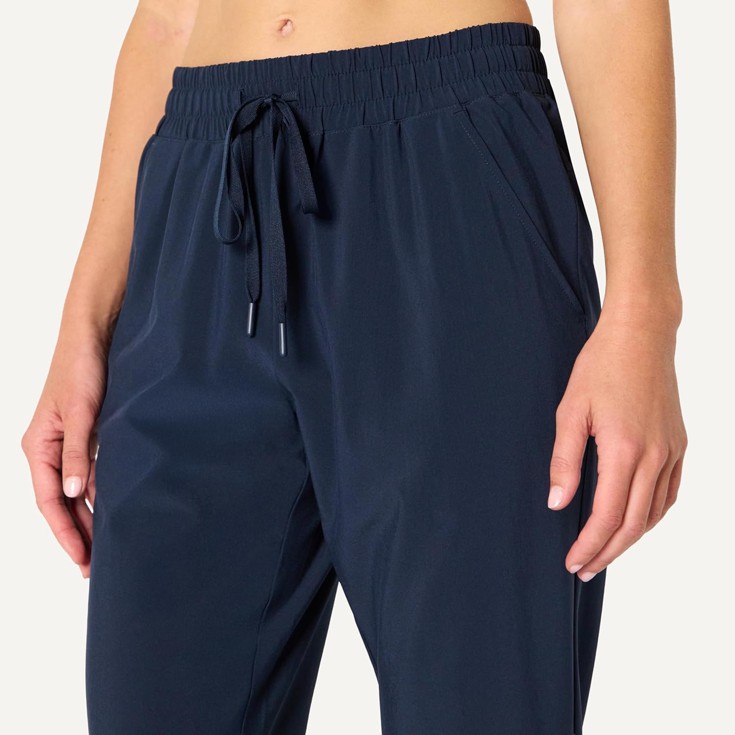 Thumbnail 4 de Amazon Essentials Women’s Active Performance Stretch Woven Crop Jogger Trousers (23.5in/60cm inseam)