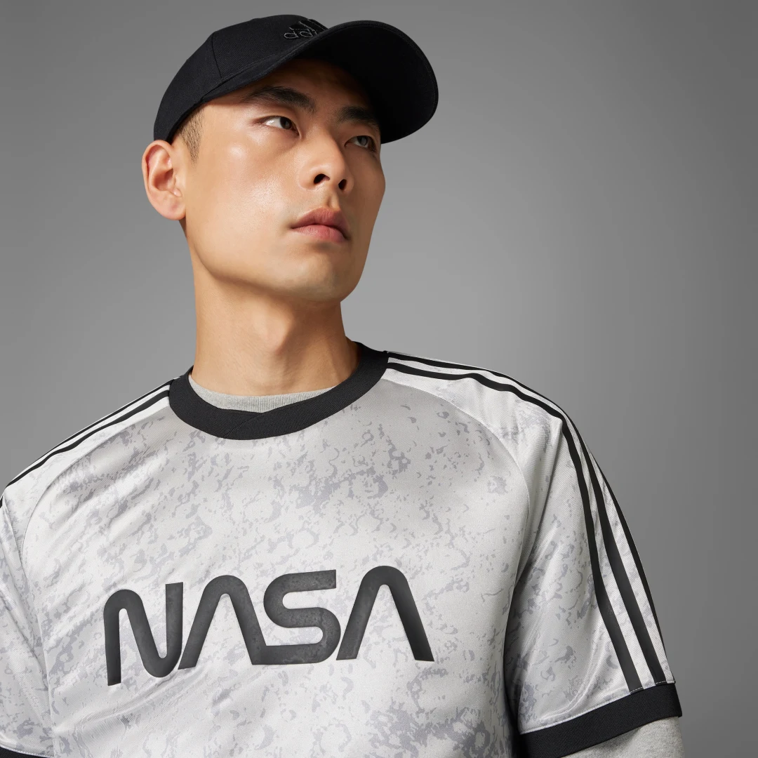 Detalle de Camiseta Juventus x NASA-inspired LFSTLR de Adidas: estilo deportivo con guiño cósmico
