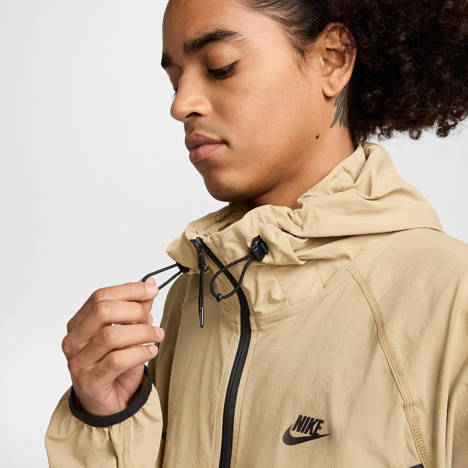 Detalle 1 de Nike Tech męska kurtka tkana z kapturem, elastycznym materiałem i regulacją