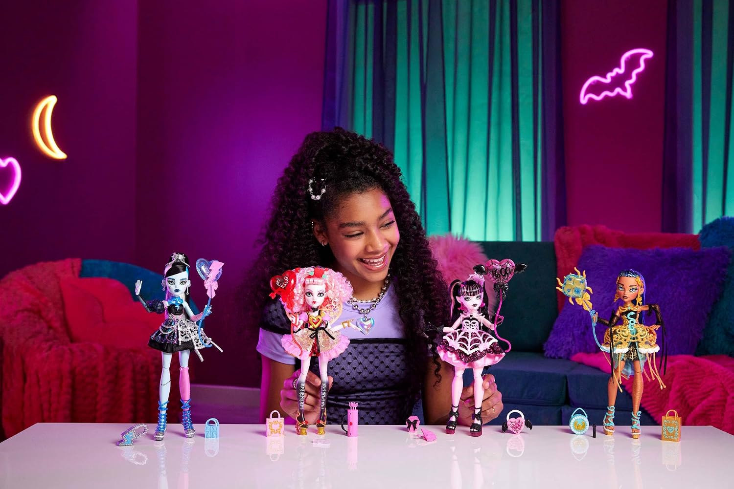 Detalle de Monster High Scary Sweet Birthday-Puppe – Draculaura im rosa Partykleid mit Zubehör JBG74