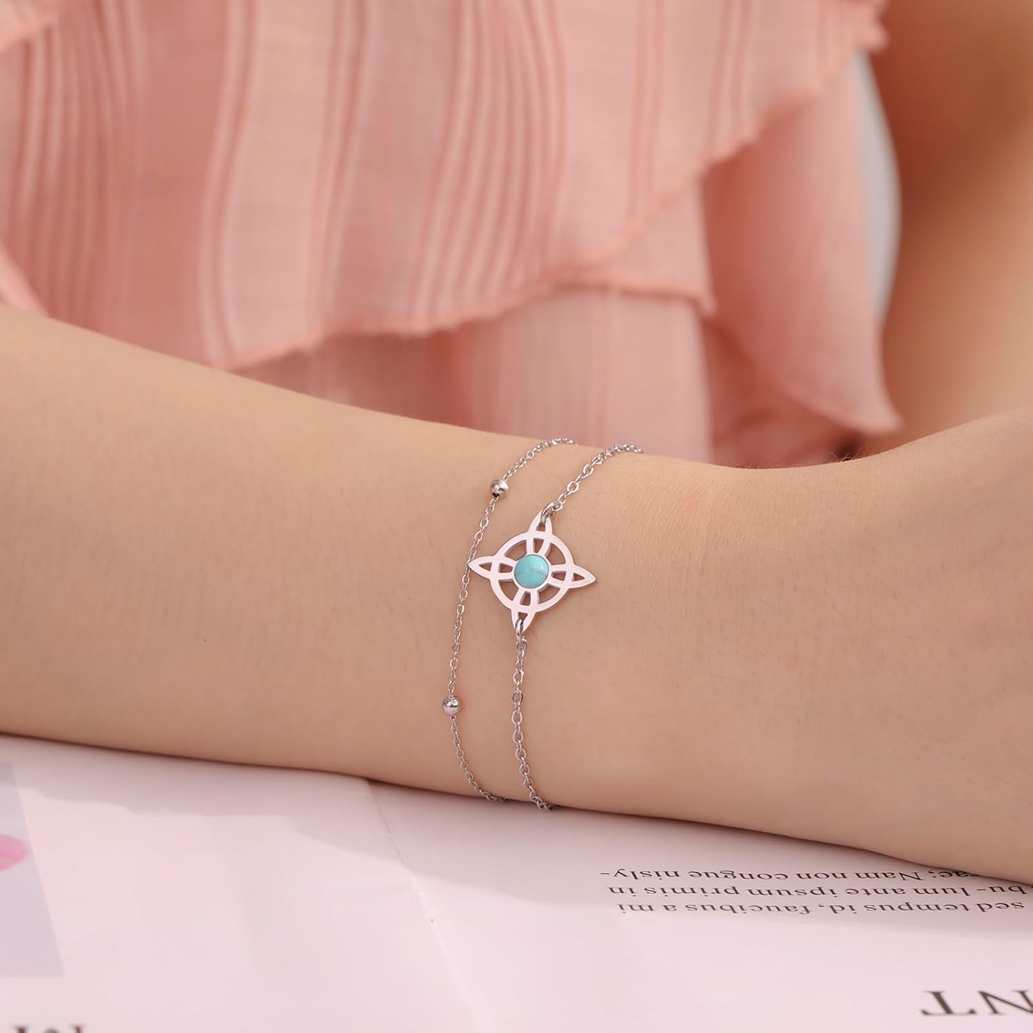 Detalle de VASSAGO Hexen Knoten Armband aus Edelstahl mit blauer Perle – magischer Knoten Charm für Frauen