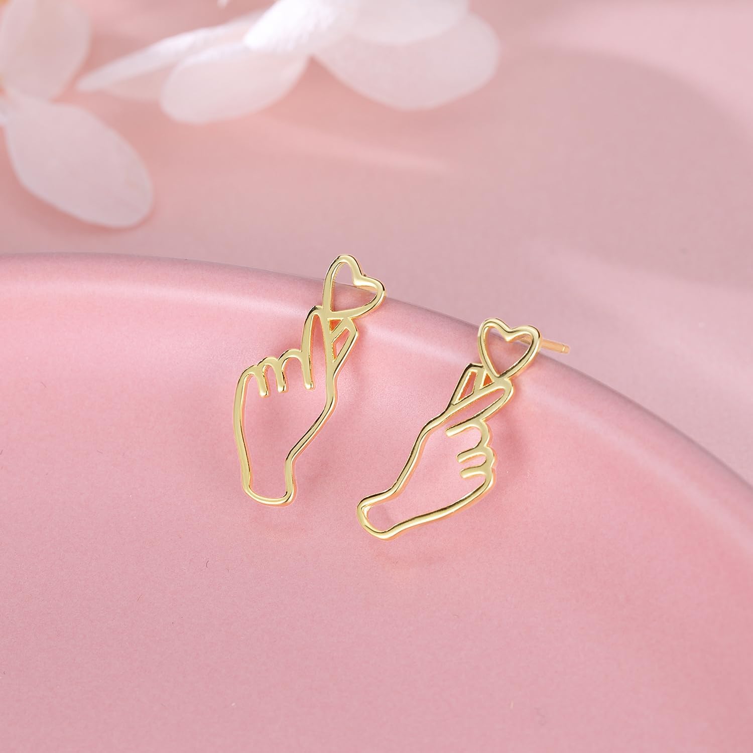 Detalle de SLUYNZ 925 Sterling Silver Heart Stud Earrings – Sweet Love Heart Post Earrings