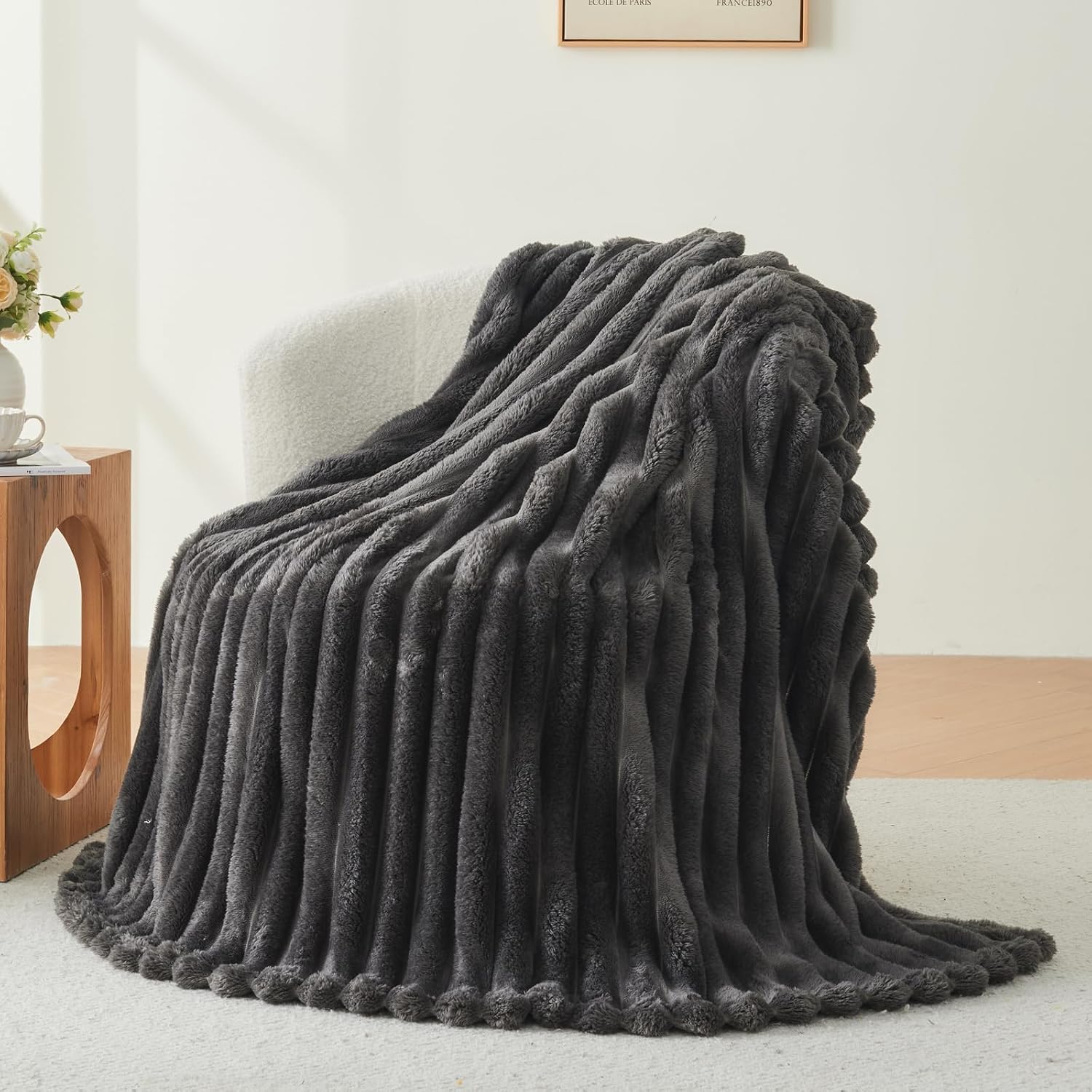 Detalle de Deamsure 50" x 60" Dark Grey 3D Ribbed Polyester Fleece Throw Blanket