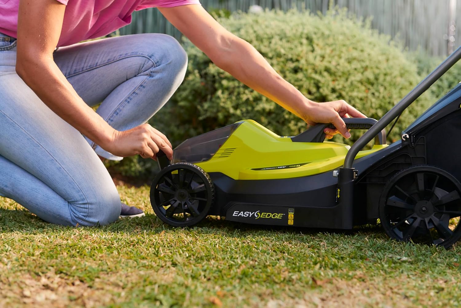 Detalle de Ryobi OLM1833B 18V ONE+ Cordless 33cm Lawnmower (Battery & Charger Excluded)