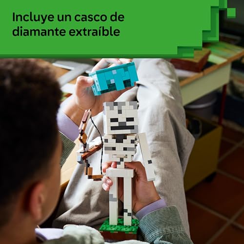 Detalle 2 de LEGO Minecraft El Esqueleto de Juguete 21594: figura articulada con casco de diamante y base de hierba