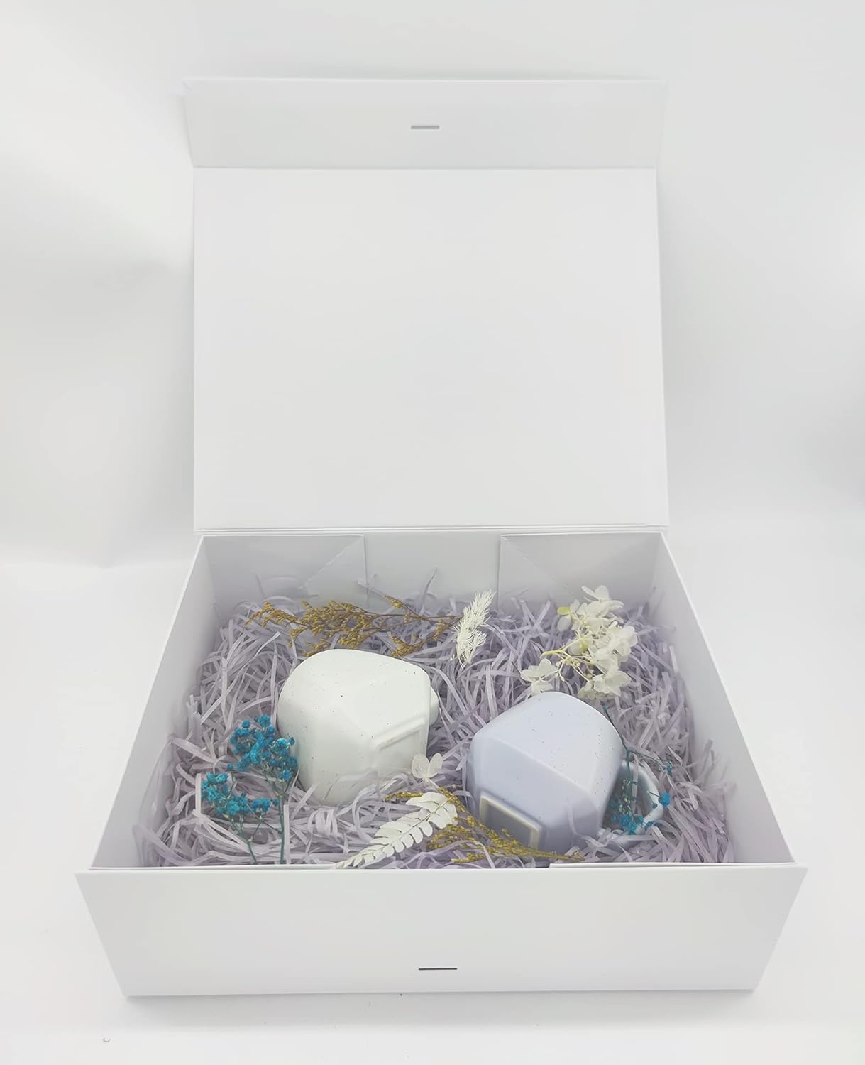 Thumbnail 2 de White Gift Box (33x26x11cm) with Magnetic Lids and Silk Ribbon – Large Present Packaging