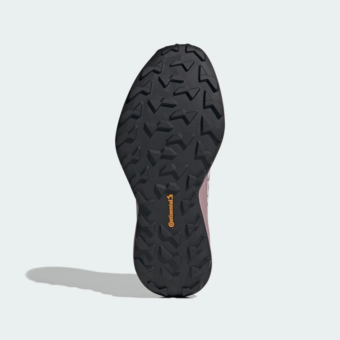 Detalle de Terrex Agravic 4 de Adidas: zapatilla de trail en color violeta para rutas exigentes