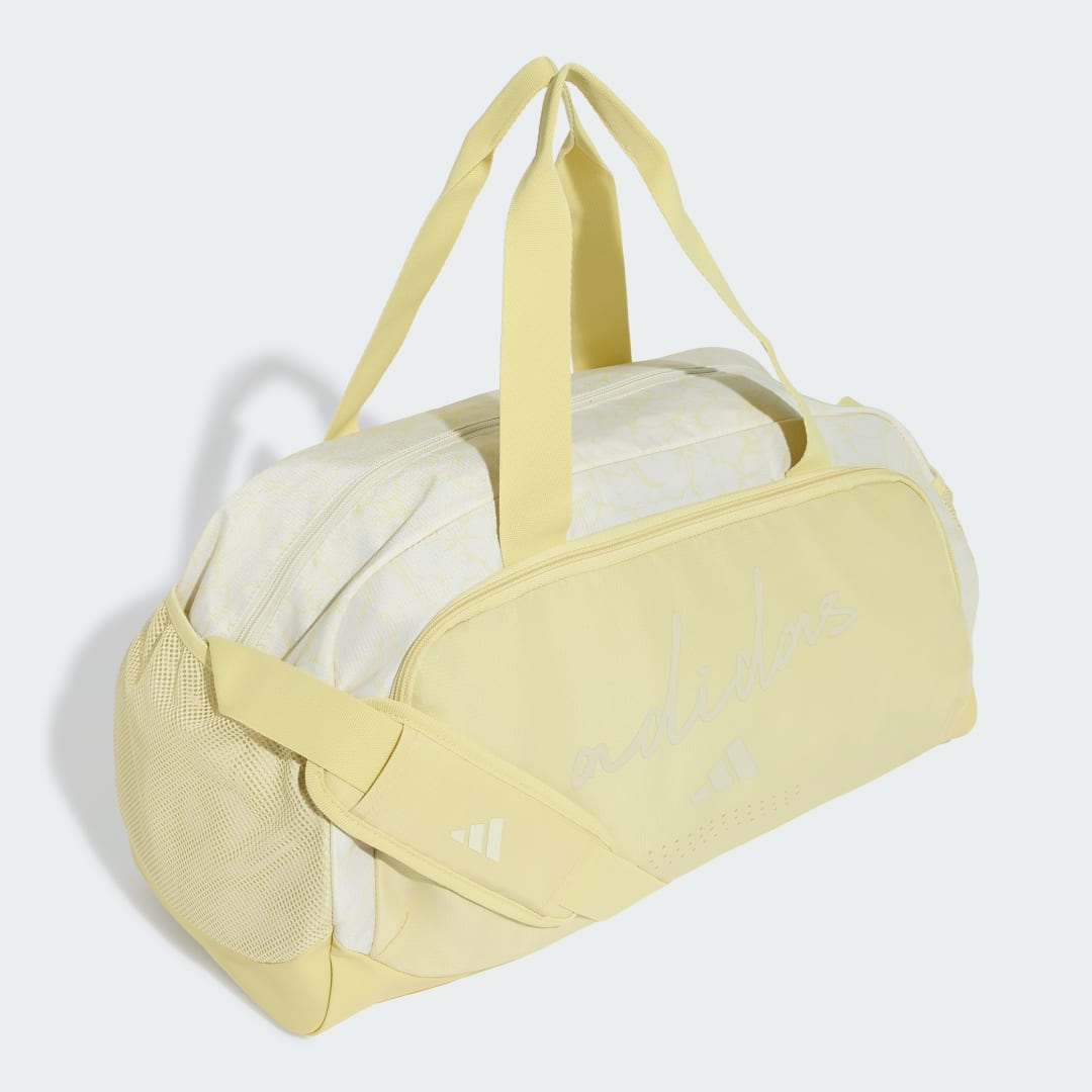 Detalle de Bolso de viaje adidas WOMAN DEFENDER DUFFLE S. Diseño estampado en amarillo