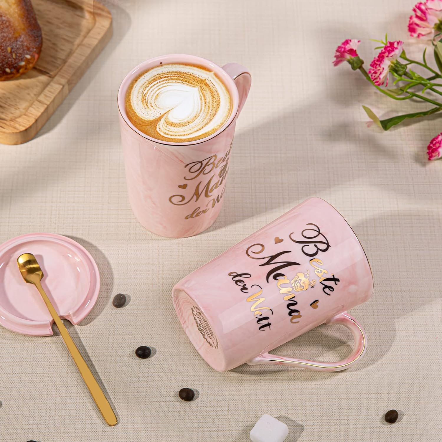 Thumbnail 2 de Muttertagsgeschenk „Beste Mama der Welt“ – Muttertagsgeschenk Tasse in Rosa Marmoroptik mit Goldaufdruck, 400 ml (mit Deckel, Löffel & Grußkarte, Geschenkbox)