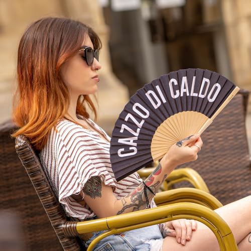 Detalle de Fisura Ventaglio pieghevole originale con frase divertente – legno e tessuto nero, 42,5 x 23 cm