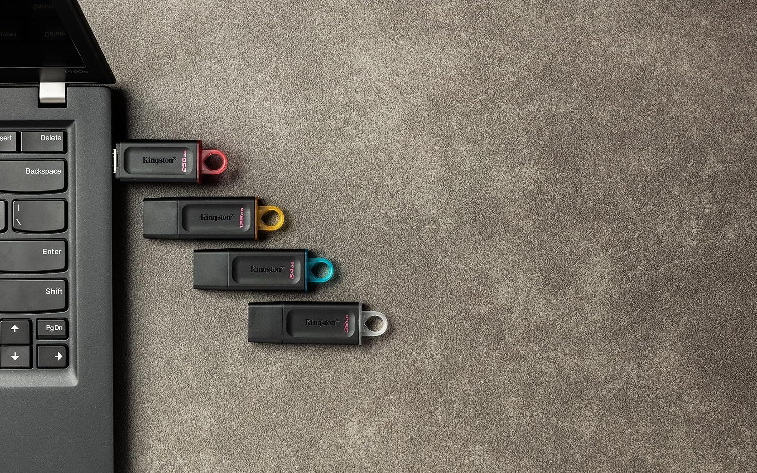 Detalle de Kingston DataTraveler Exodia DTX/128GB USB 3.2 Gen 1 con tapa protectora y aro de llavero