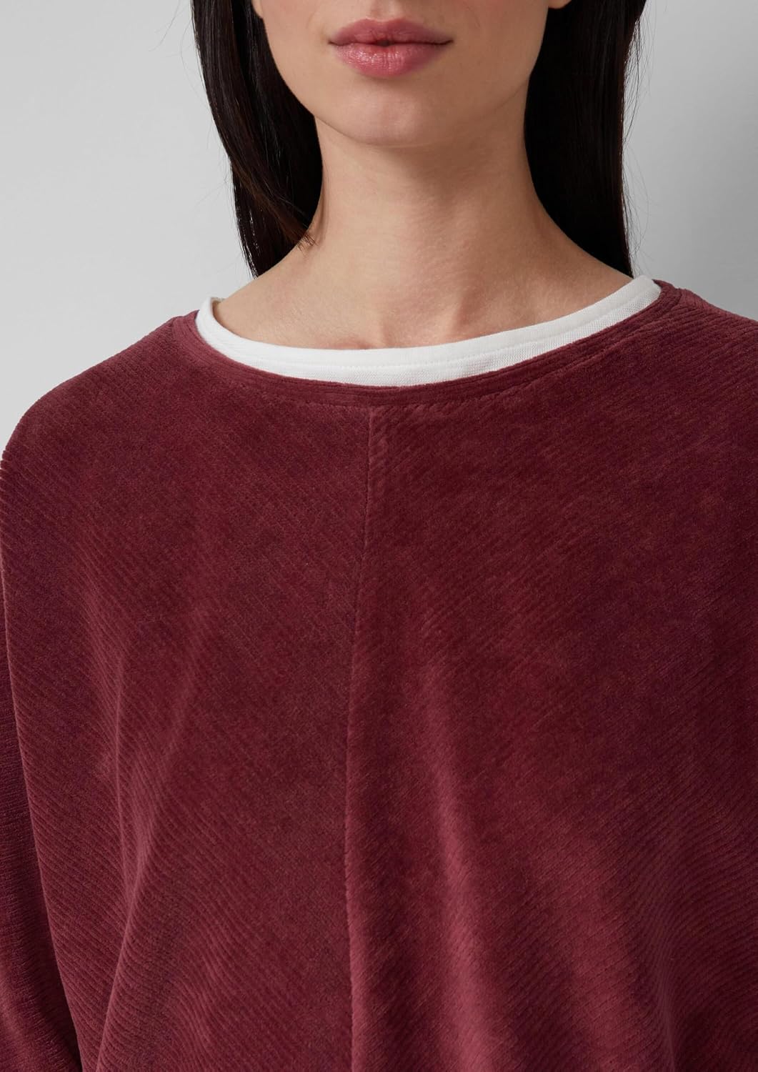 Detalle de s.Oliver Cord-Shirt mit Teilungsnaht und Fledermausärmeln – lockeres Cord-Shirt aus Baumwollmix