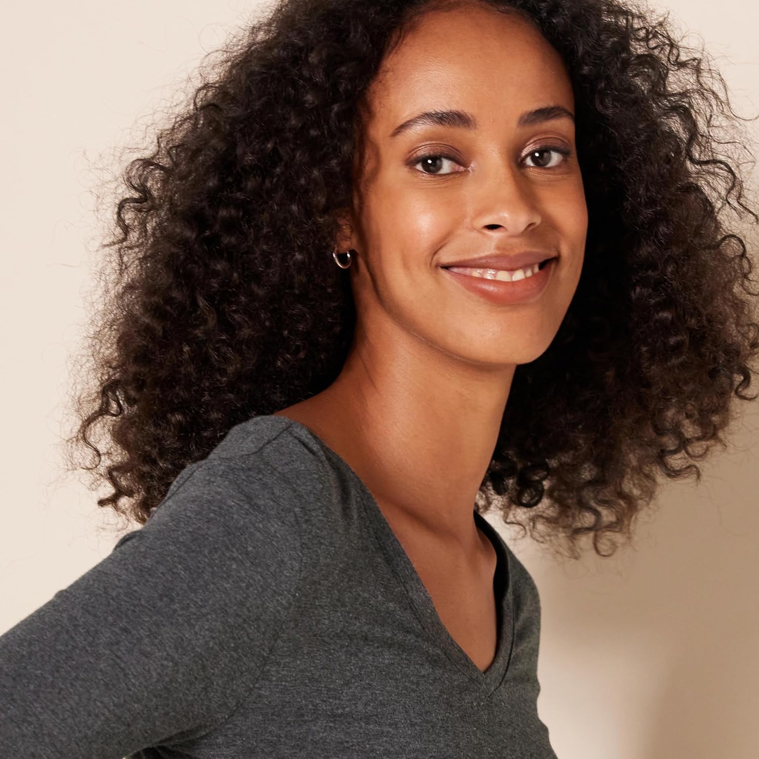Thumbnail 2 de Amazon Essentials Damen Regular-Fit T-Shirt mit 3/4-Ärmeln und V-Ausschnitt (bis Übergröße verfügbar)