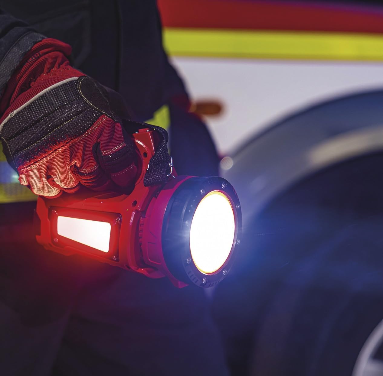 Detalle 2 de EMOS akumulatorowy reflektor ręczny LED 1000 lm, zasięg 500 m, IP44
