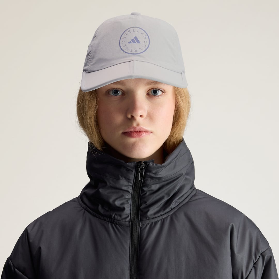 Detalle de Gorra adidas by Stella McCartney Run (gris) – estilo sostenible para tus entrenamientos