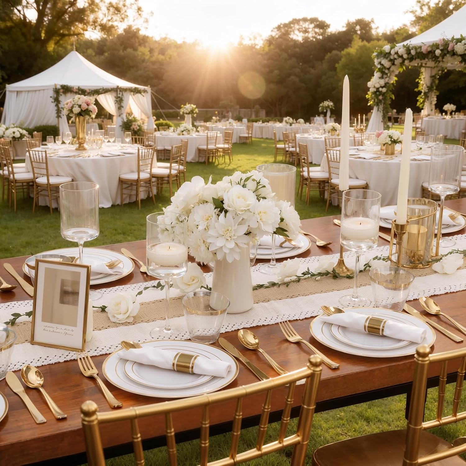 Detalle de WDF Partyware ET 350-Piece White and Gold Plastic Dinnerware Set for 50