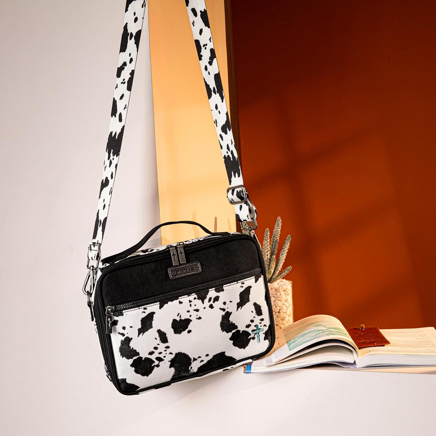 Detalle 2 de Montana West Bible Cover, 10.2 x 8.2 x 2.6 inches