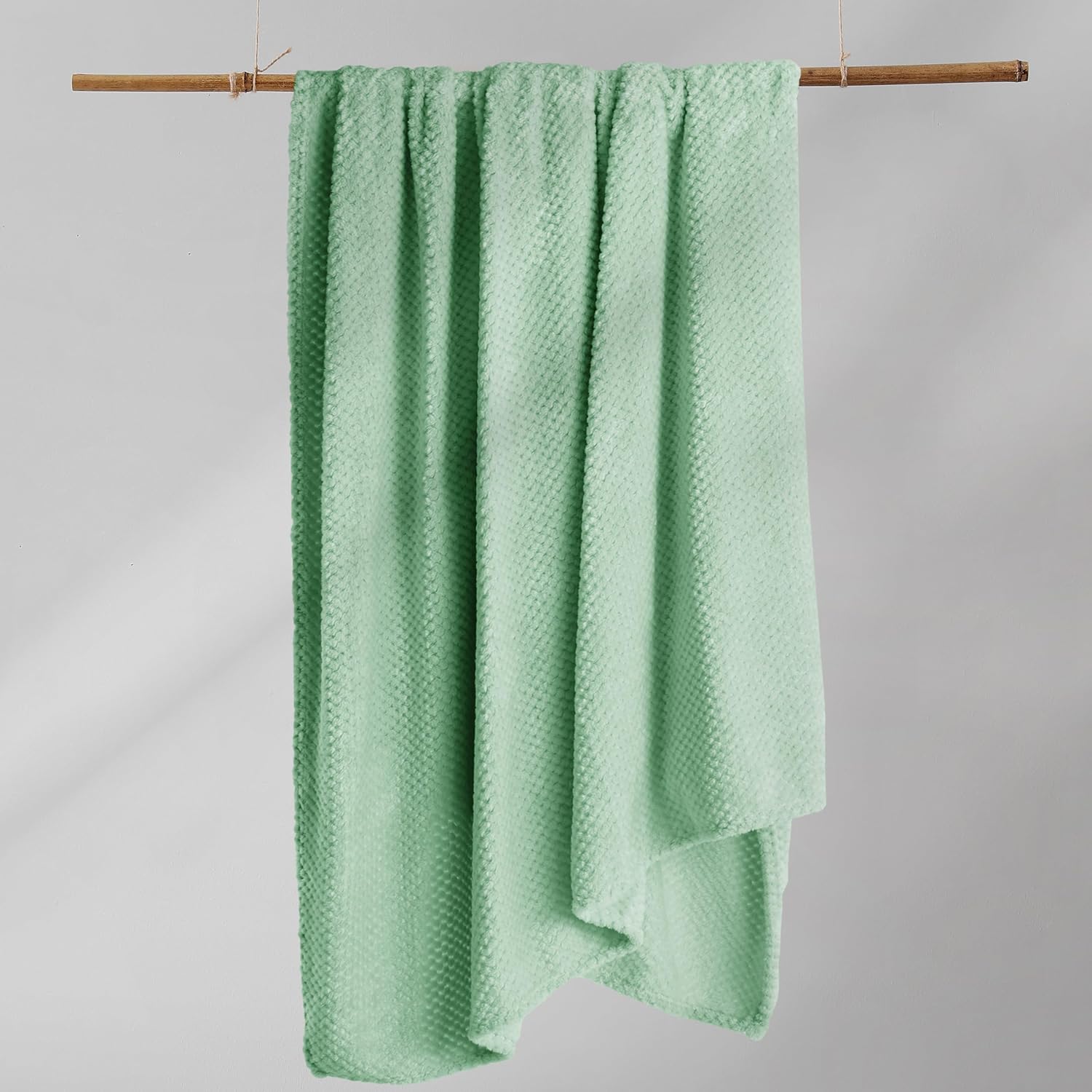 Detalle de DecoKing Couverture Polaire 170 x 210 cm – Douceur et polyvalence pour canapé et lit