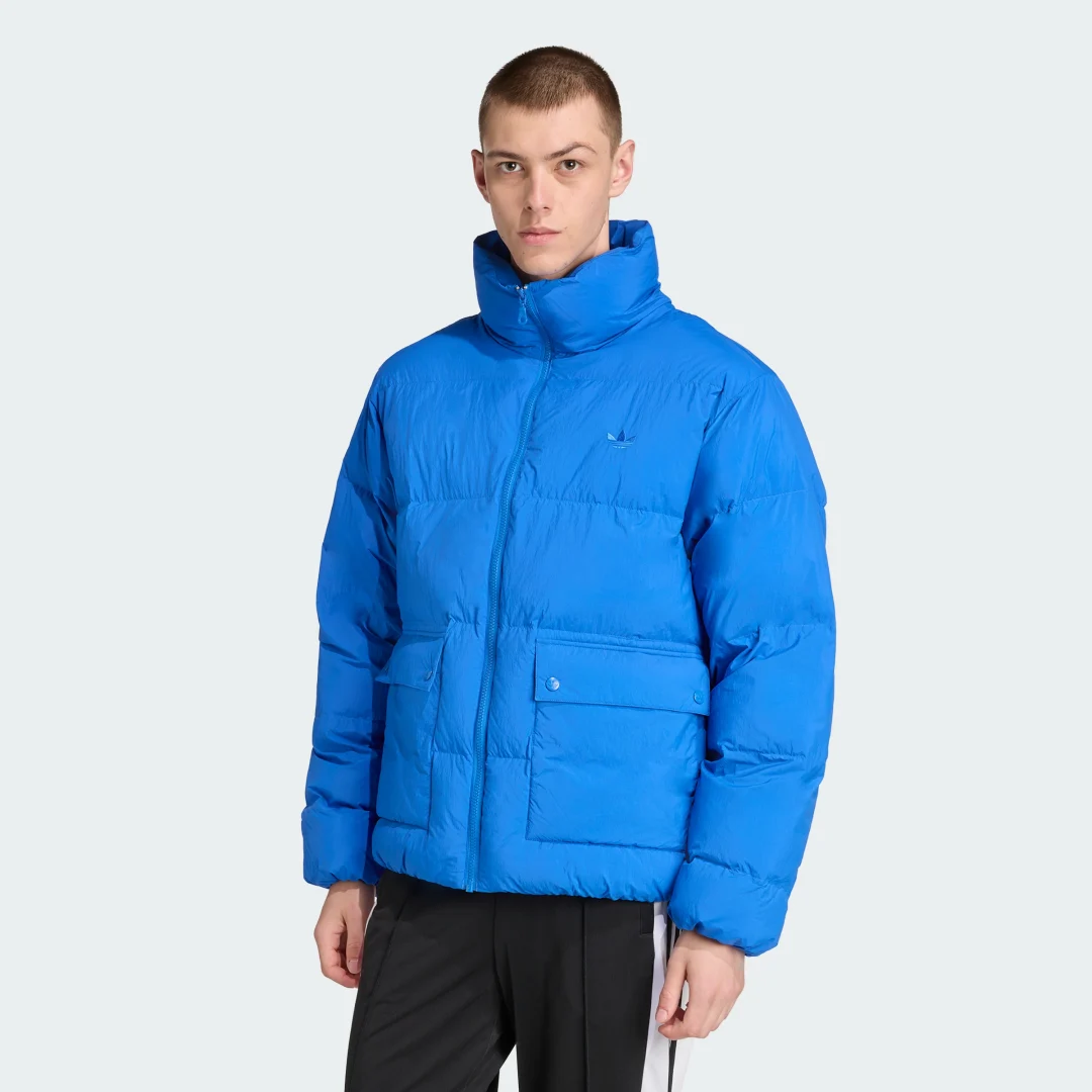 Detalle de adidas Originals, chaqueta abullonada azul de plumón sintético