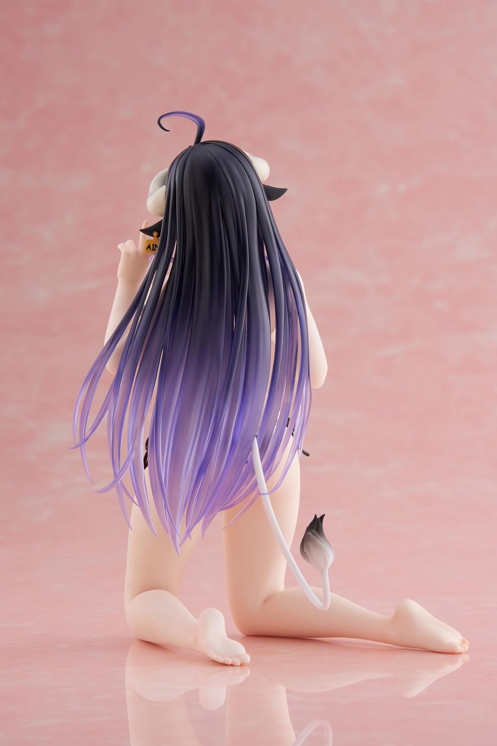 Detalle de TAITO Taito-Overlord Desktop Cute Figure – figurka Albedo w stroju kąpielowym w krowi wzór