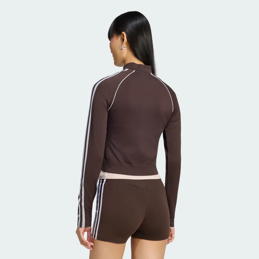 Detalle 2 de SUDADERA SIN COSTURAS ESSENTIALS 3 BANDAS de Adidas — comodidad en marrón