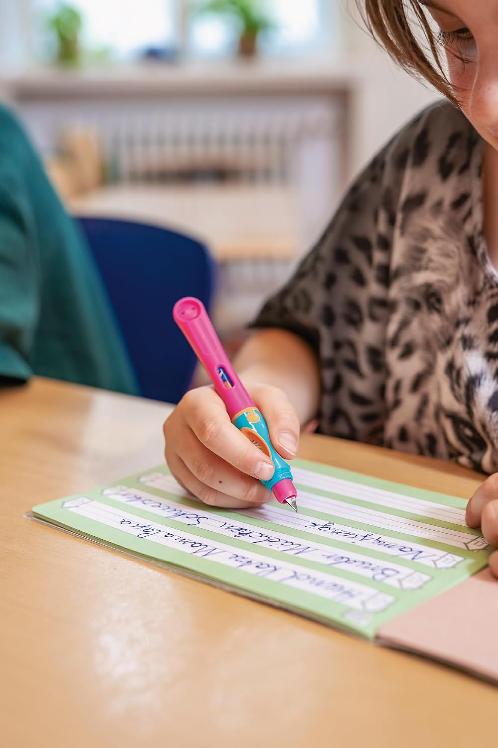 Detalle 2 de Pelikan griffix Füller Rechtshänder Lovely Pink – Ergonomischer Schreiblernfüller für Kinder