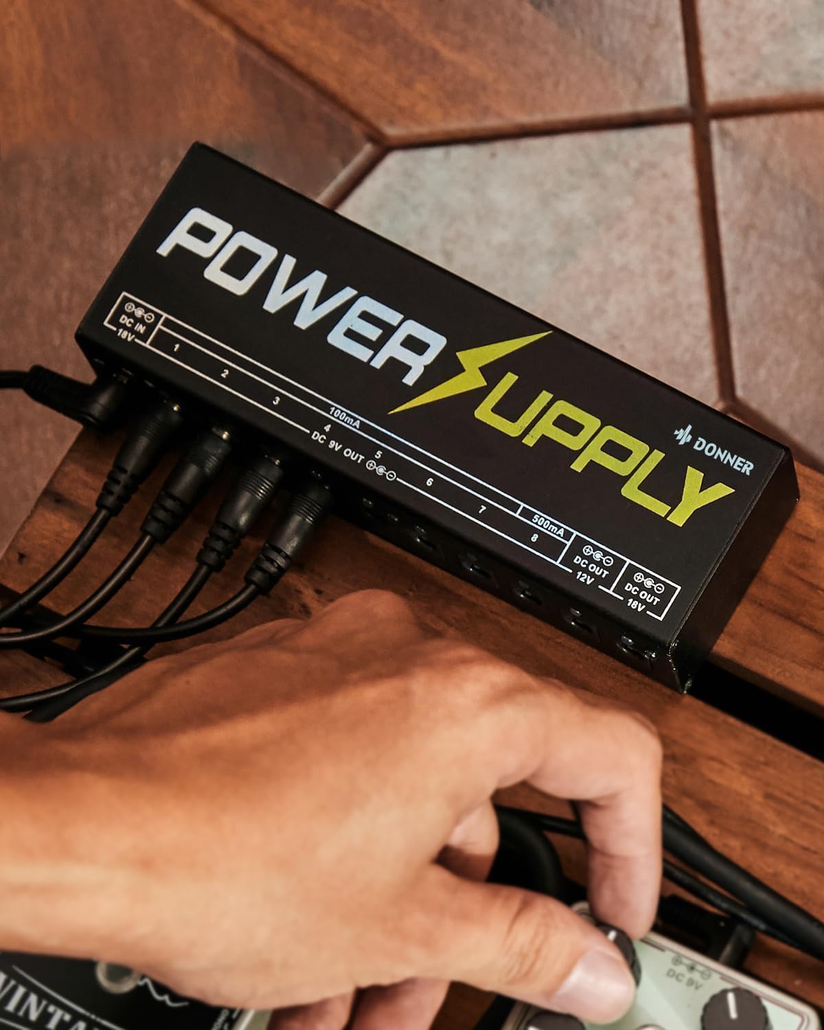 Detalle 1 de Donner DP-1(EC1230)エフェクター用電源 10系統独立出力・9V/12V/18V対応