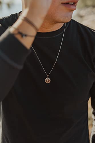 Detalle de Made by Nami Collar para Hombre con Dije – Collar dorado de 60 cm en acero inoxidable, hecho a mano