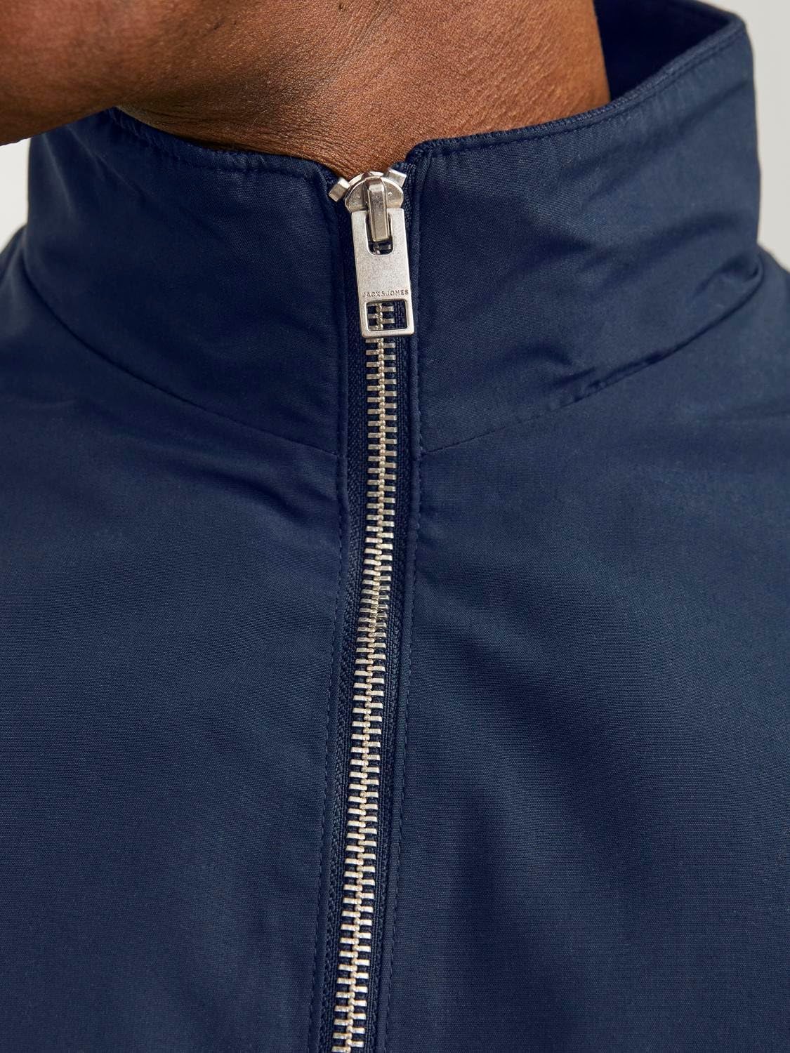 Detalle de JACK & JONES Bomber Jacket Bomber Jacket – giacca bomber leggera, finitura opaca, impermeabile