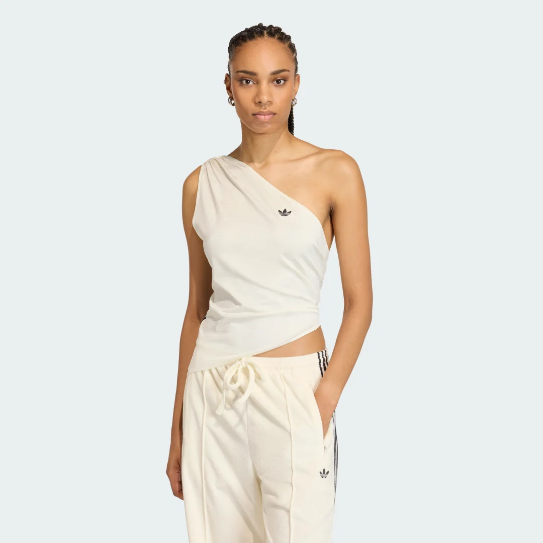 Detalle de Camiseta técnica fruncida con escote de barco de Adidas — estética limpia y ajuste cómodo en color blanco