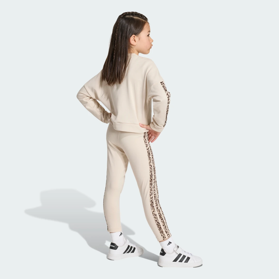 Detalle 2 de Conjunto con mallas y estampado animal de Adidas – Beige