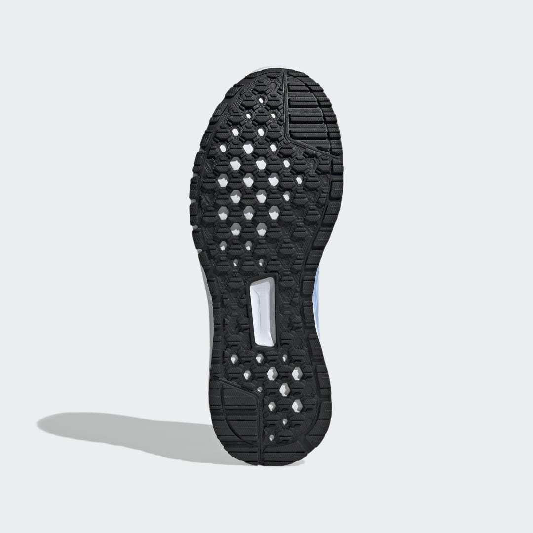 Detalle de Zapatilla Ultimashow de Adidas: estilo limpio y comodidad para el día a día