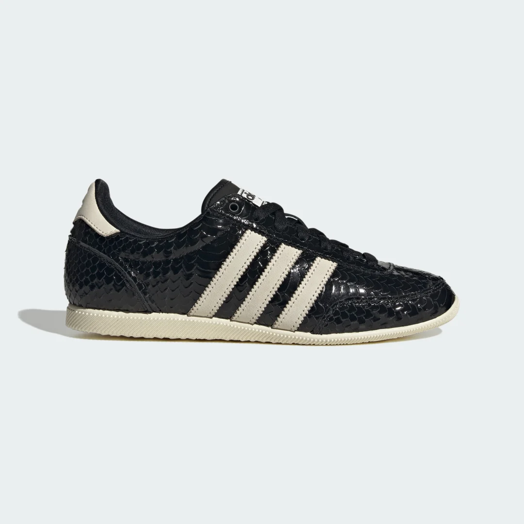 Detalle de Zapatilla Japan de Adidas — estilo clásico en color negro