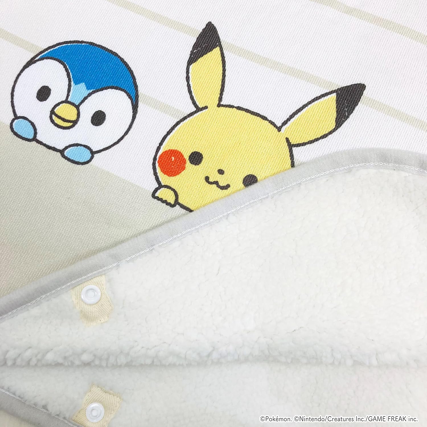 Detalle 2 de MORIPiLO モンポケ ピカチュウ ベビー用スリーパー 45x60cm シープボア・ベージュ