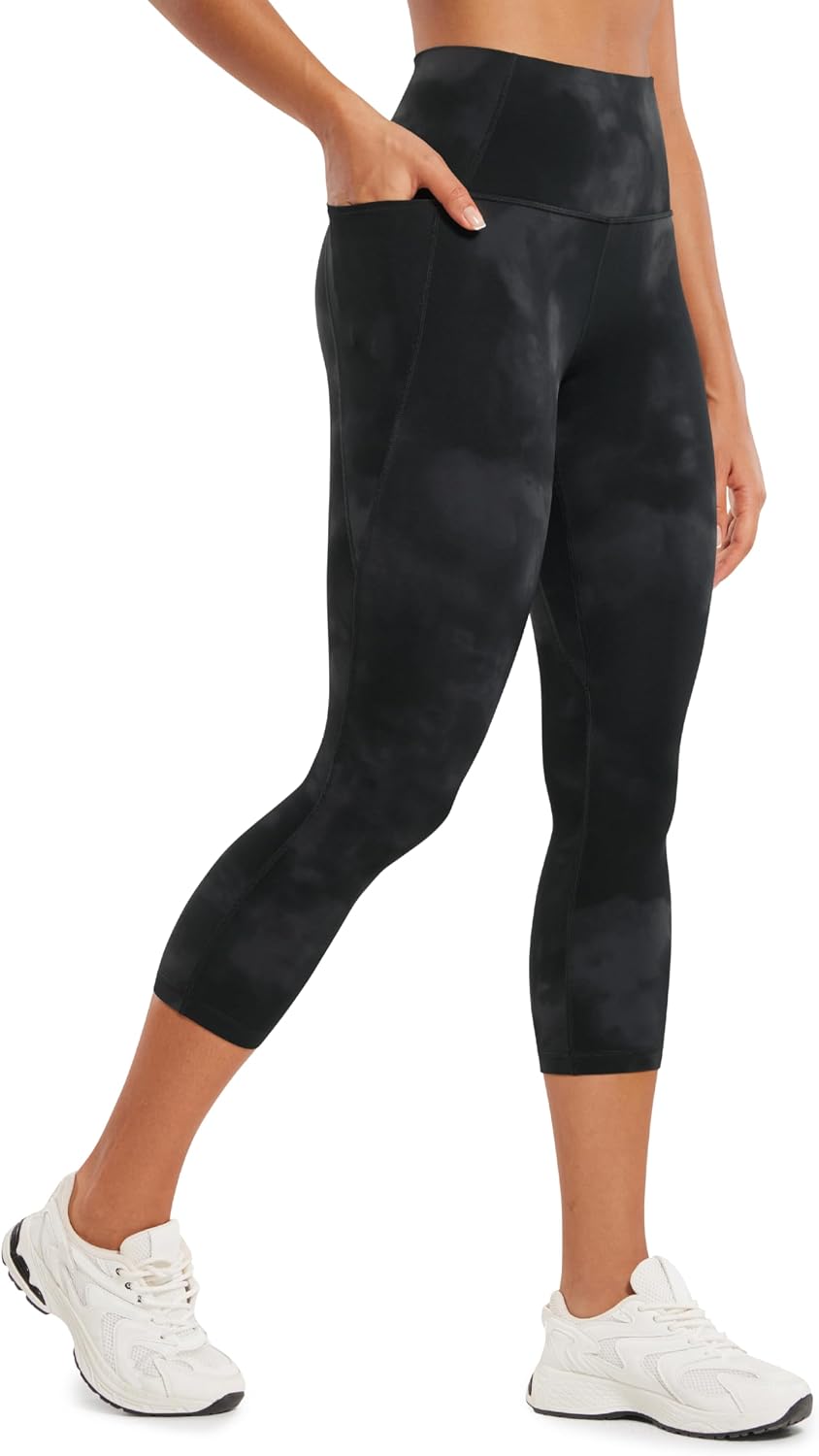 Detalle 2 de CRZ YOGA Women’s Butterluxe Workout Capri Leggings (21 inches) with Pockets