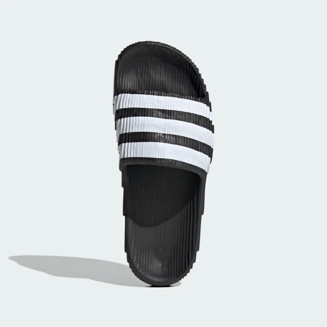 Thumbnail 1 de Adilette 22 Negra de Adidas: chancla cómoda para playa y urbanita