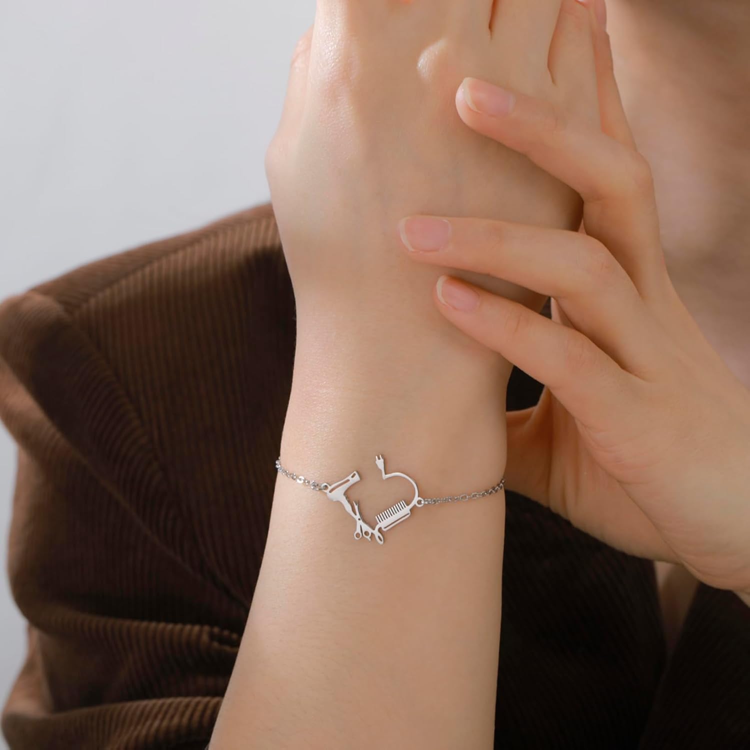 Detalle 2 de EUEAVAN Friseurschere Kamm Haartrockner Armband – stilvolles Friseur-Schmuckarmband mit verstellbarer Länge