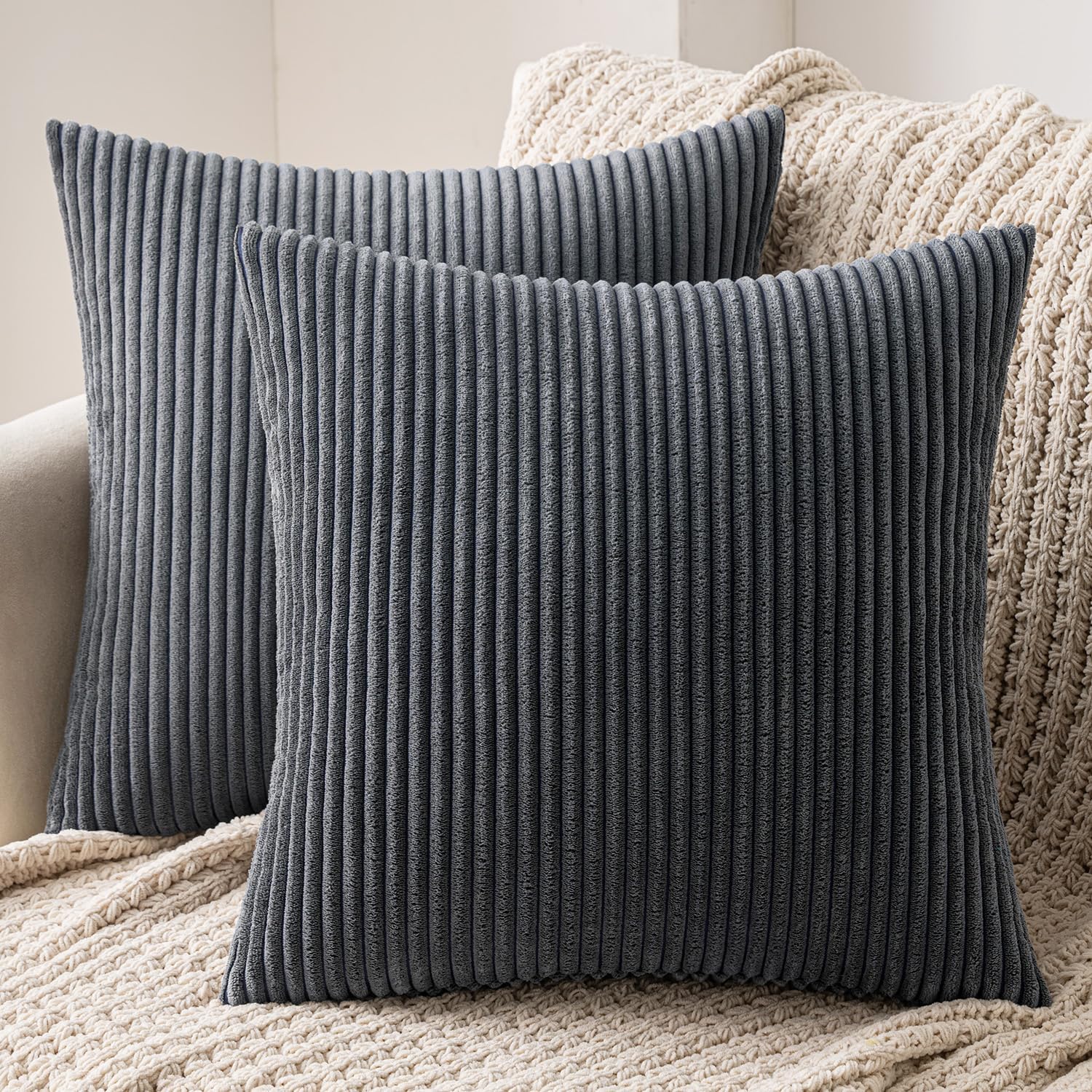 Detalle de MIULEE 2er Set Kissenbezüge Kord – 50x50 cm, Grau, versteckter Reißverschluss