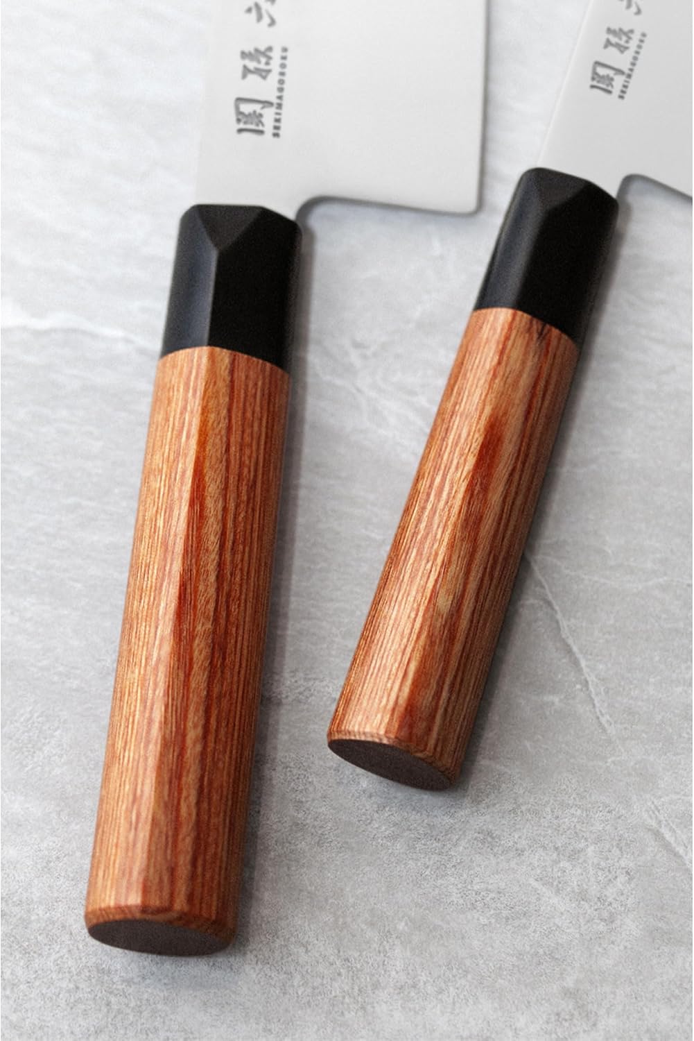 Detalle 2 de KAI Seki Magoroku Redwood Cuchillo Santoku 17 cm 🍴