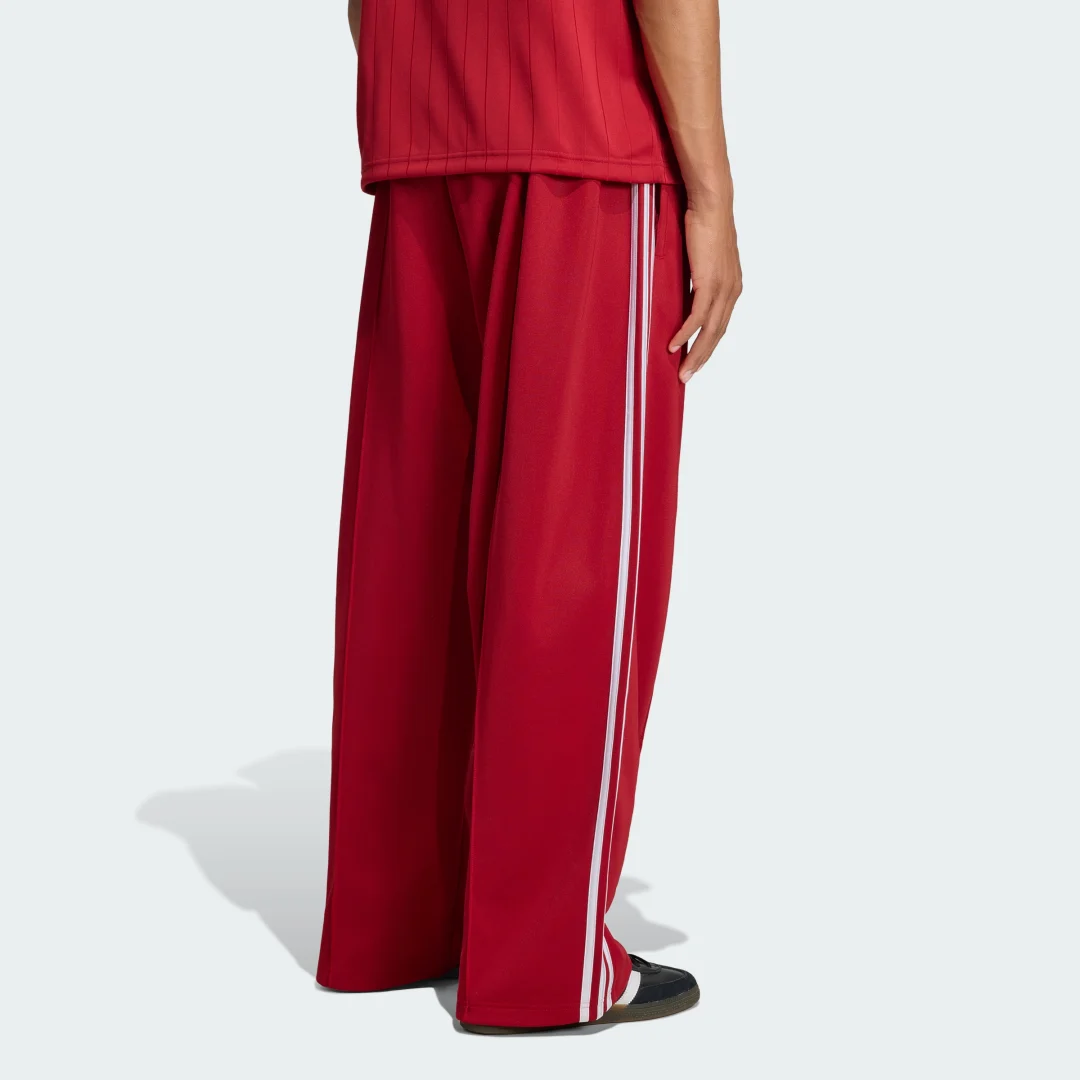 Thumbnail 1 de Pantalón Oversize de Adidas en Burgundy: comodidad con un toque urbano