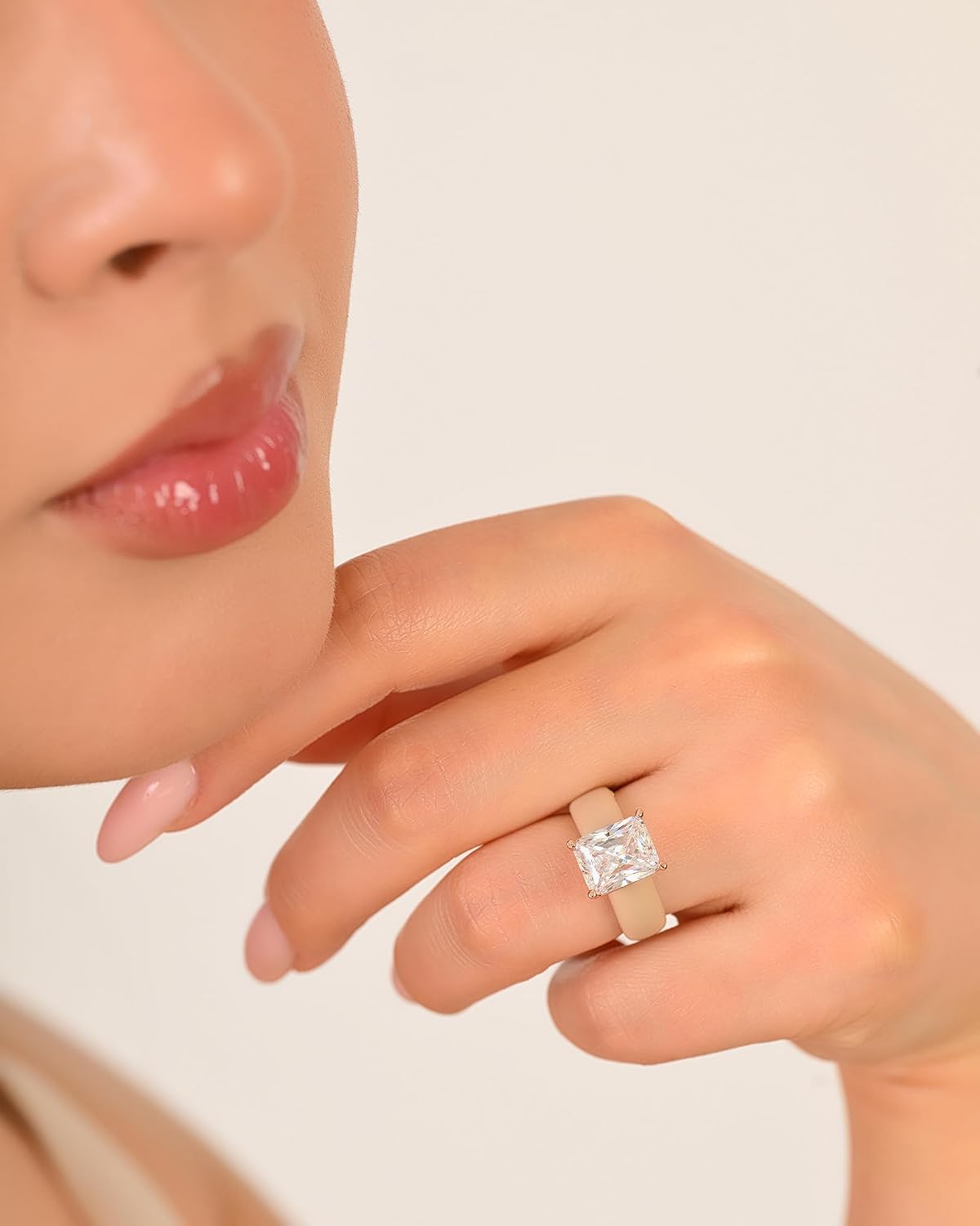 Detalle de Rinfit Silicone Ring with Stone – Emerald Cut CZ Solitaire Engagement Ring for Women