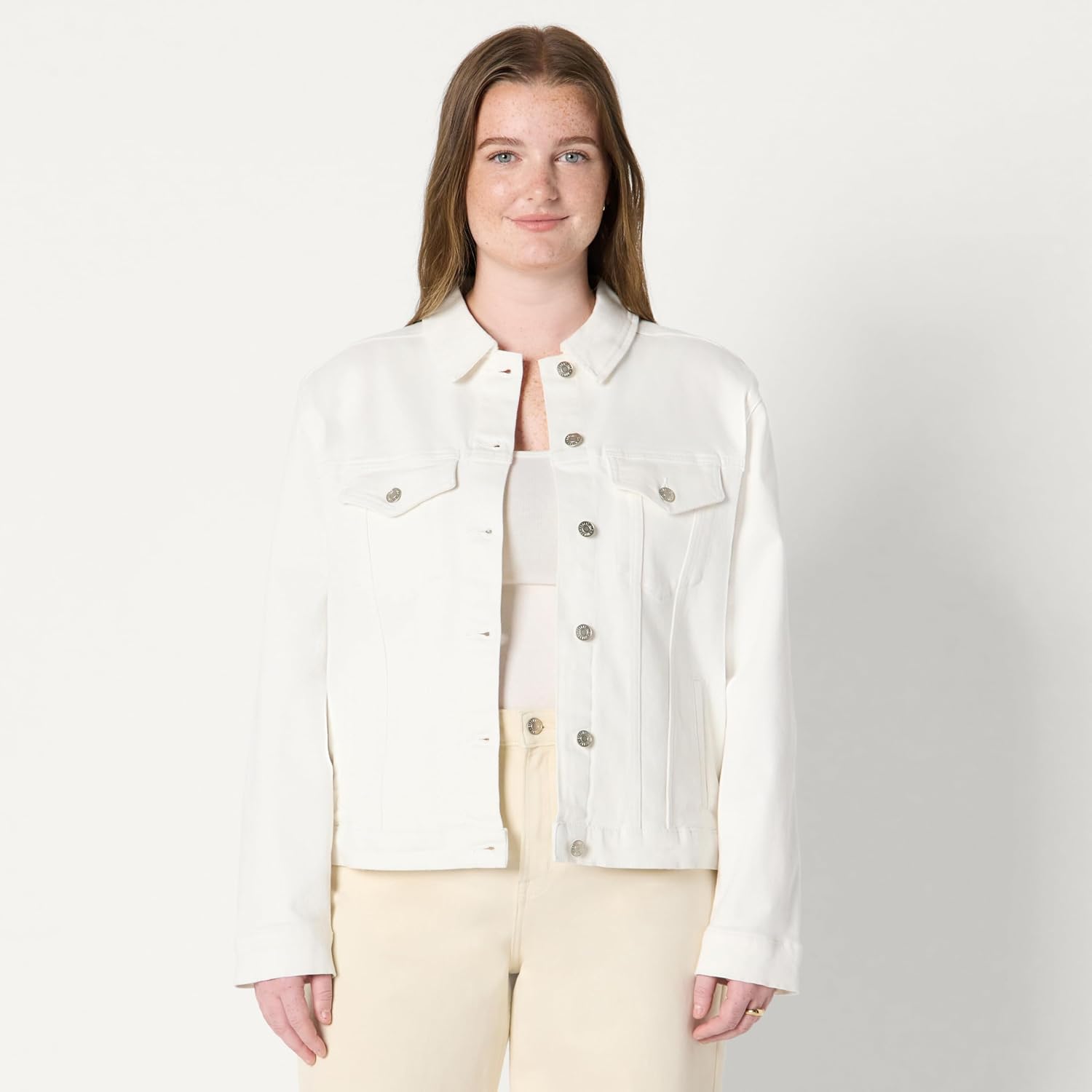Thumbnail 6 de Amazon Essentials Women’s Regular-Fit Low Stretch Denim Button-Front Trucker Jacket