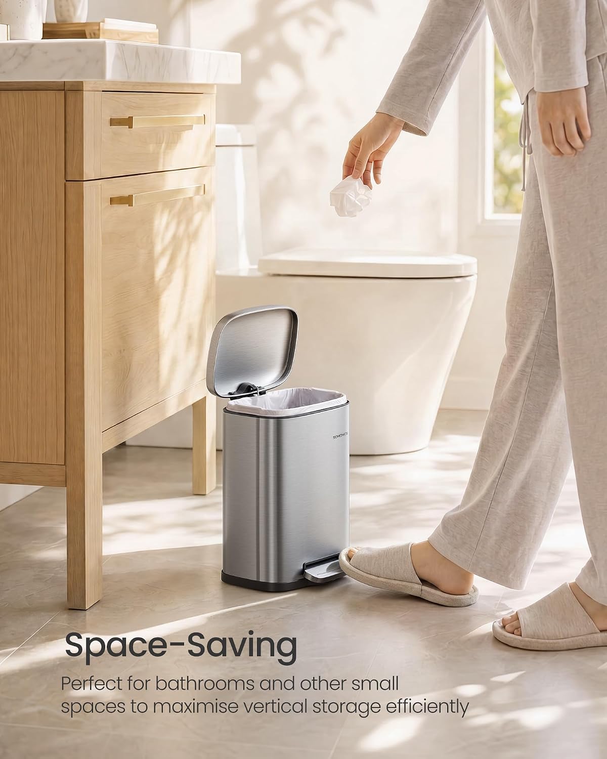 Detalle de SONGMICS LTB050E01 50 L kitchen pedal bin with soft close lid and inner bucket
