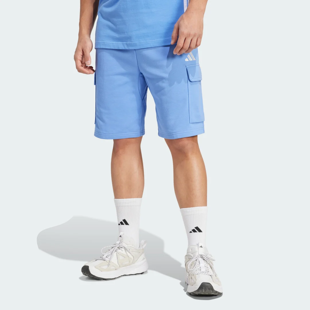 Detalle de Adidas Essentials Feel Cozy French Terry Cargo: pantalón corto azul para el día a día