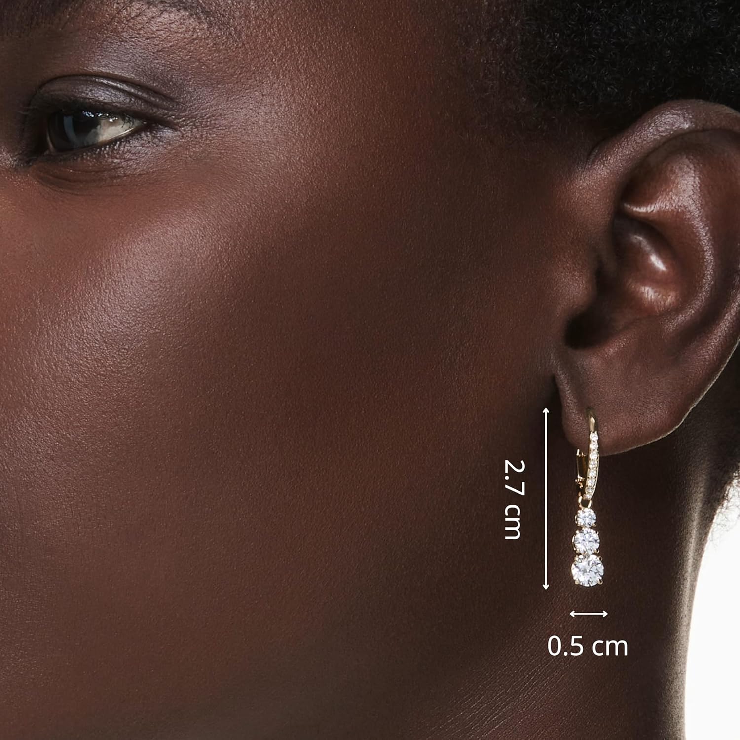 Detalle de Swarovski Stilla Collection Drop Earrings: Gold-tone hoops with clear crystals