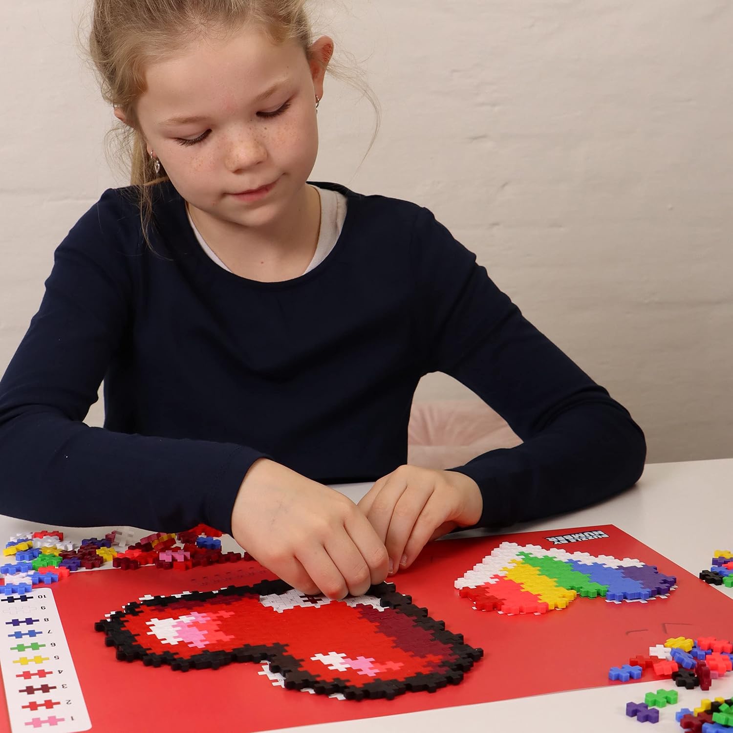 Detalle 2 de Puzzle By Number 250 pcs Hearts (Plus-Plus) — a compact creative puzzle for ages 5–12