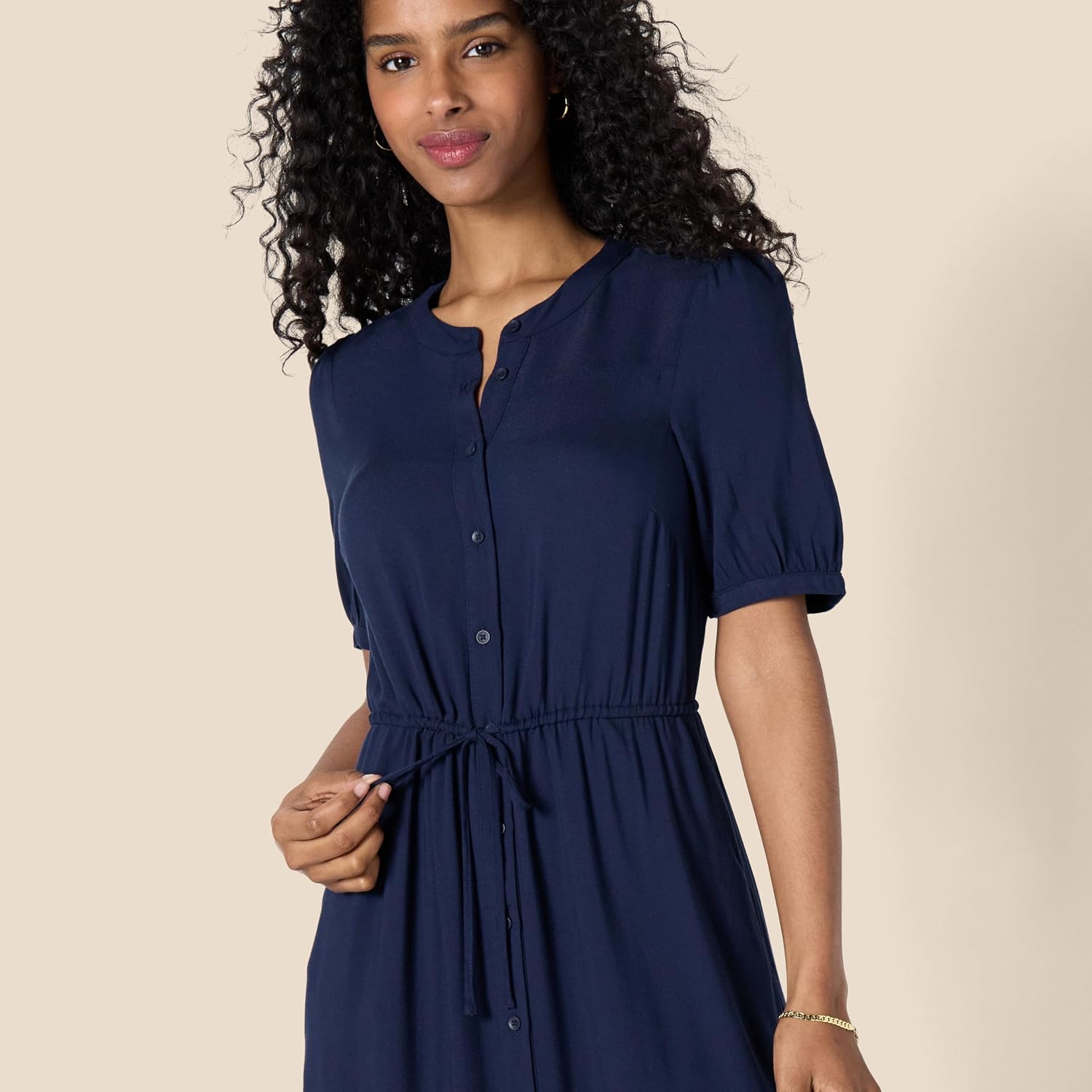 Detalle de Amazon Essentials Damen Tailliertes Midikleid in A-Linie mit Halben Ärmeln und Ausgestelltem Rockteil mit Taschen