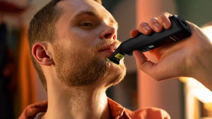 Detalle de Philips OneBlade Pro 360 QP6542/15 Face and Body – Vielseitiger Trimmer für Bart, Kopf- und Körperhaare