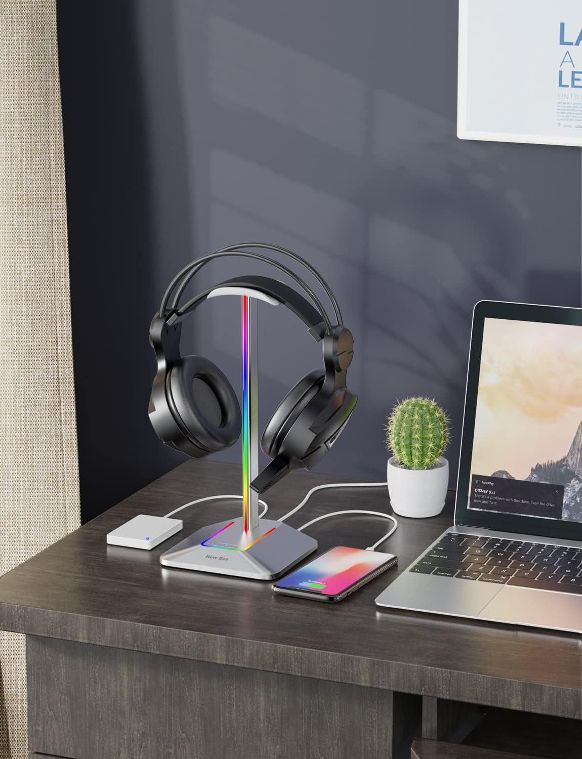 Detalle 2 de New Bee Kopfhörer Ständer RGB mit USB‑C Ladefunktion